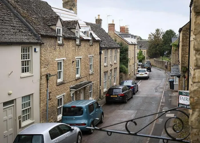 Spacious 1-Bed Apartment With Super King Or Twin In Central Charlbury, Cotswolds