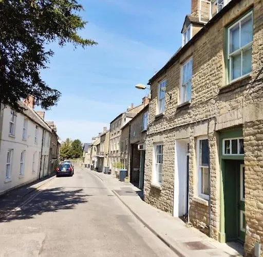 Spacious 1-Bed Apartment With Super King Or Twin In Central Charlbury, Cotswolds