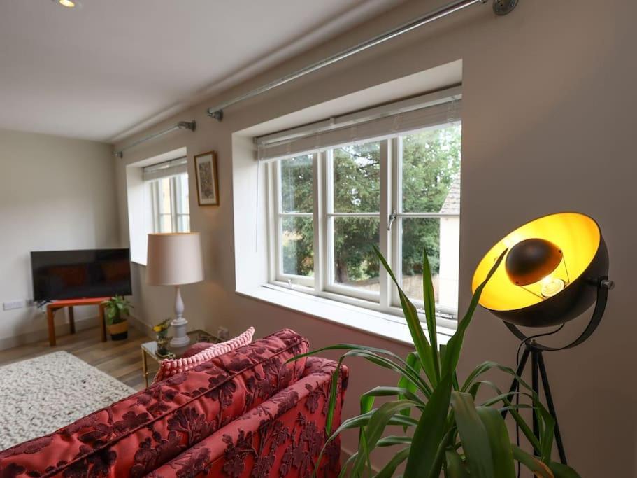 Spacious 1-bed With Super King Or Twin In Charlbury, Cotswolds *