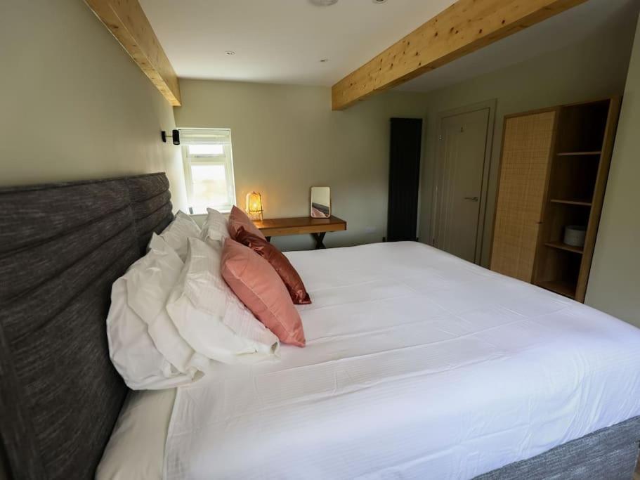 Spacious 1-bed With Super King Or Twin In Charlbury, Cotswolds Apartment *